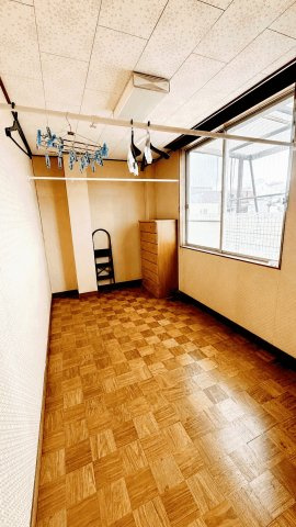 満室想定賃料 420万　想定利回り 72.4％　鉄骨造/陸屋根の洋室