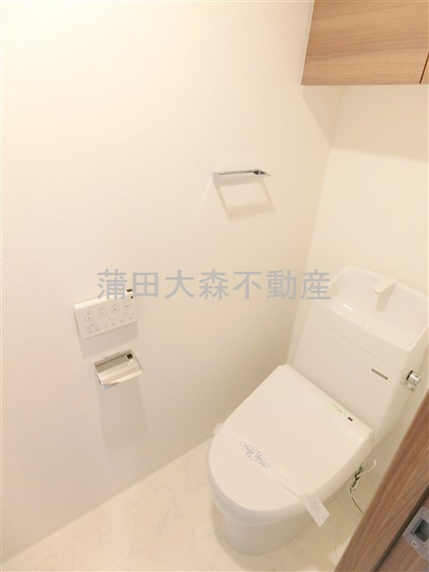 ラフィスタ平和島のトイレ|吊戸棚と温水洗浄便座付きのトイレ