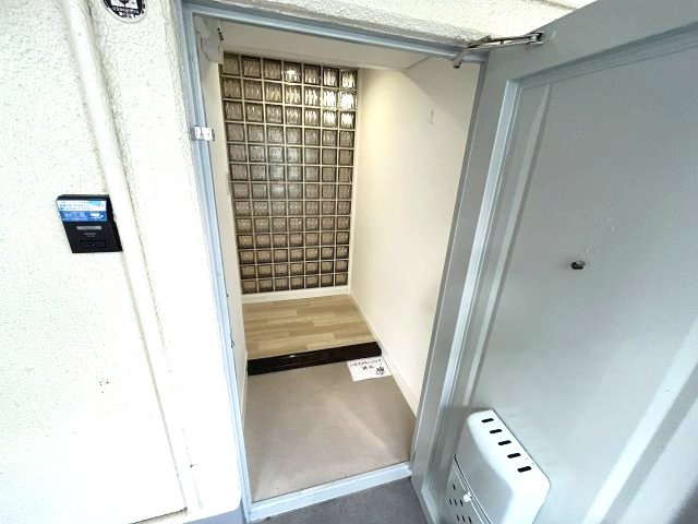 ウスヰマンションの玄関