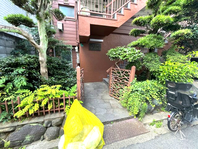 ウスヰマンションのエントランス