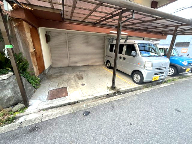 ウスヰマンションの駐車場