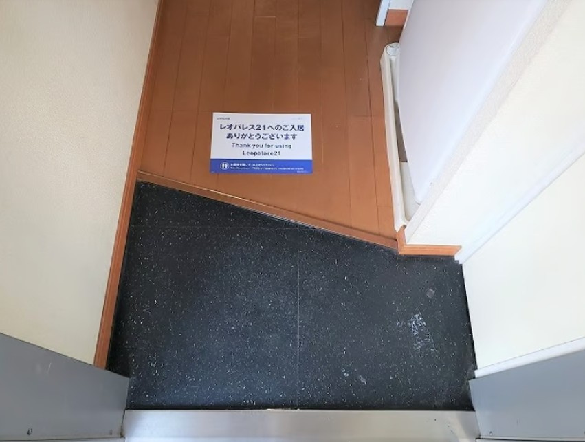 レオパレスセジュールの玄関