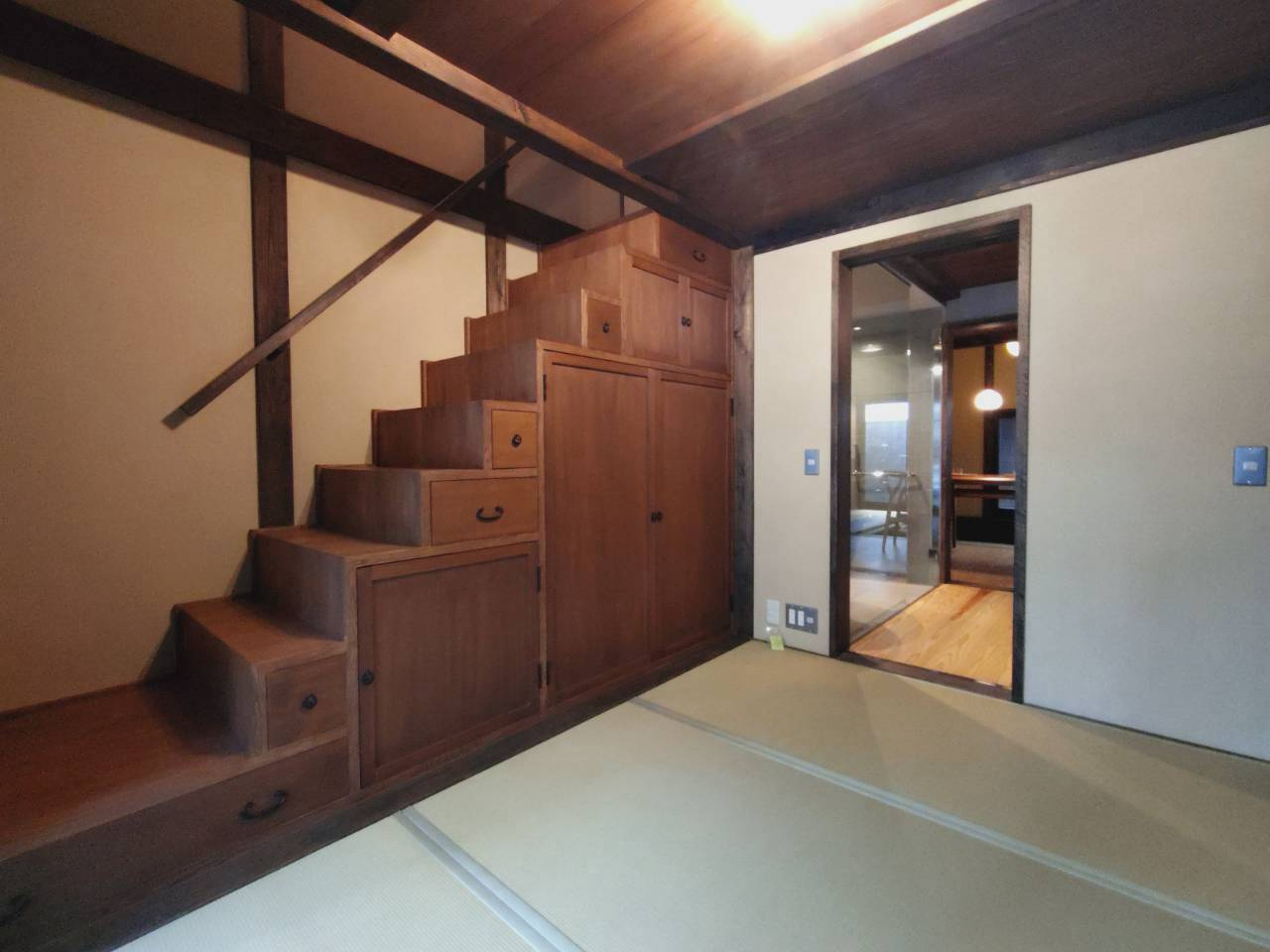 オシャレな京町家◆日本庭園を眺めるテラス◆暮らしに嬉しい設備が充実◆駐車１台可能◆北区紫野郷ノ上町の和室|１階和室