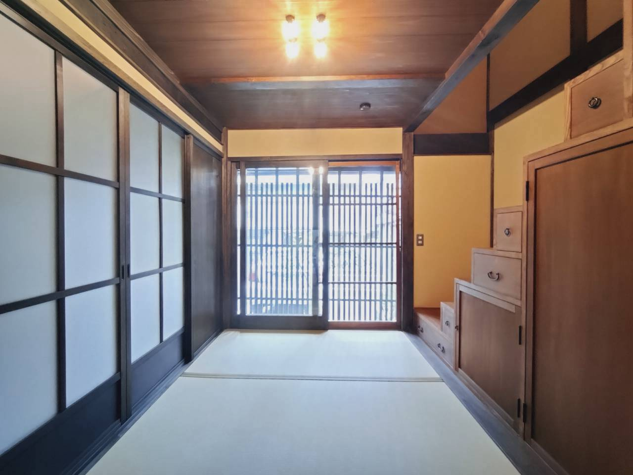 オシャレな京町家◆日本庭園を眺めるテラス◆暮らしに嬉しい設備が充実◆駐車１台可能◆北区紫野郷ノ上町の和室|１階和室