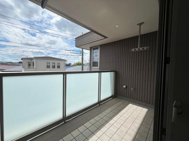 【バルコニー】 | さいたま市浦和区岸町１丁目戸建 | 解放間のある広いバルコニーで洗濯物を干す以外にも、ベランダガーデニングなども楽しめます♪
