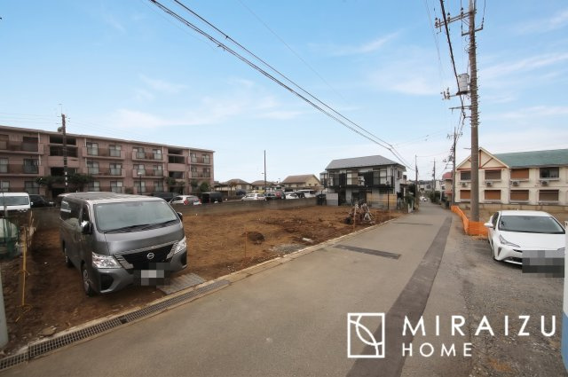 【前面道路含む現地写真】 | 閑静な住宅街で叶える穏やかな生活。大切な家族に笑顔を。大切な家族に安らぎを。家族の絆が深まる、そんなお家です。
