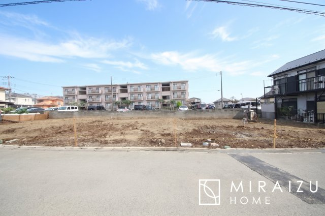 【前面道路含む現地写真】 | 暮らしやすさを考えたプランで快適な現地ロケーションを実現。安らぎに満たされる、ゆとりのある日々を過ごせます♪
