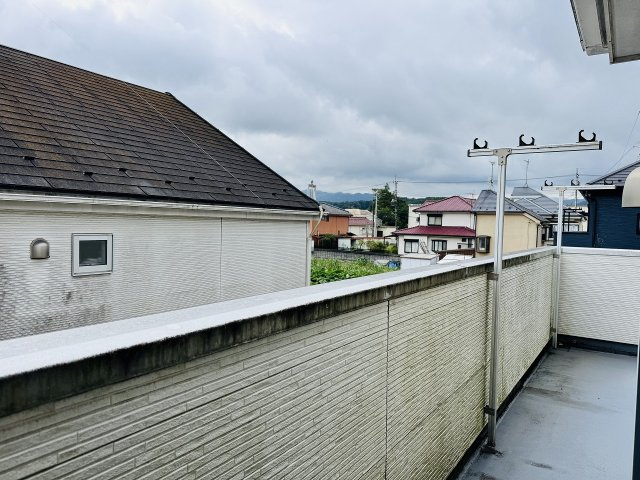 八王子市　上壱分方町　中古戸建てのバルコニー|～2部屋から出入り可能な南向きのバルコニー～