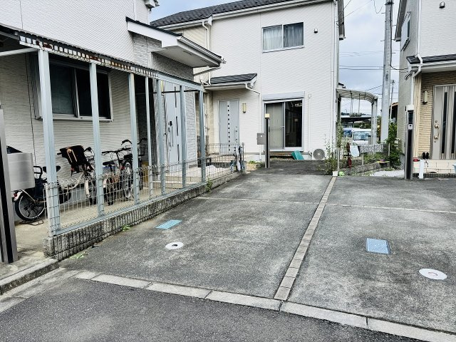 八王子市　上壱分方町　中古戸建ての前面道路含む現地写真|～南側5ｍ道路に面しています～