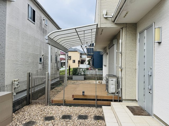 八王子市　上壱分方町　中古戸建ての庭|～屋根と物干し付きのテラス　ちょっとしたガーデニングも楽しめるスペースです～