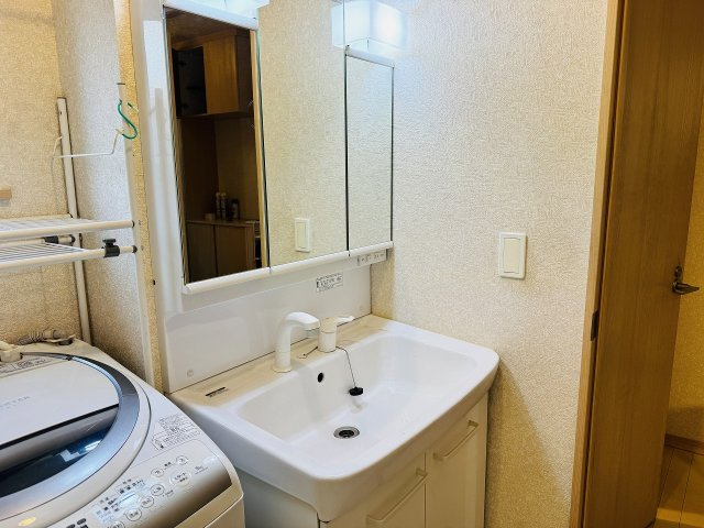 八王子市　上壱分方町　中古戸建ての独立洗面台|～３面鏡付きの独立洗面台　細々している物をスッキリ収納出来ます～