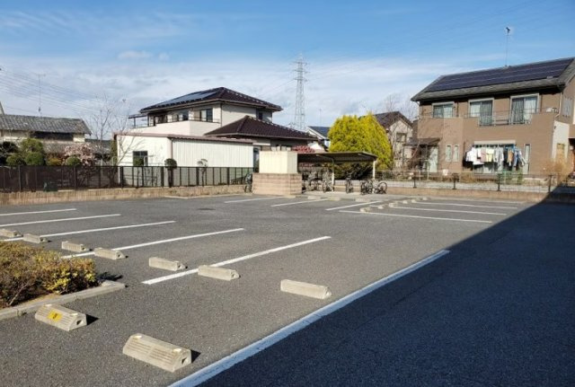レオパレスエクレールの駐車場