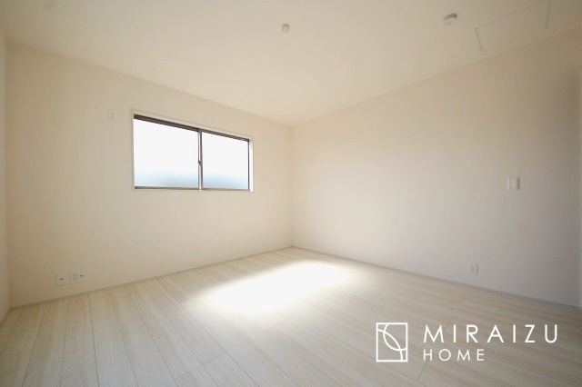【洋室】 | 居心地の良さそうなリラックスできる空間。独立性のある建物ですので、ご自分の時間を大切にしたご家族様にぴったりです！