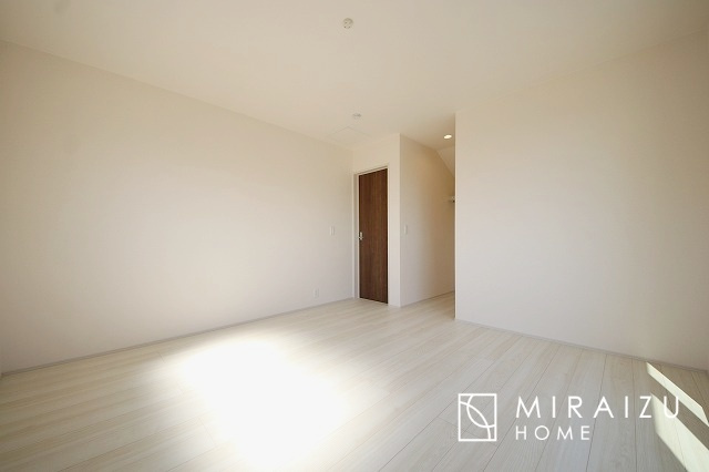 【寝室】 | 広さのある洋室は、ご夫婦様の寝室にぴったりですね。ご主人様の趣味のものや書斎などにも使用できるくらいの広さが嬉しいです。収納もばっちり完備してますのでお荷物が多いご家族様も安心してお暮しいただけます！