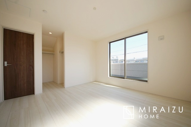 【子供部屋】 | お子様のお部屋にも主寝室にも使えますね。窓が二面についていますので採光もばっちり、空気の入れ替えもOK！自分のお部屋を持ちたいお子様の夢を叶えます！