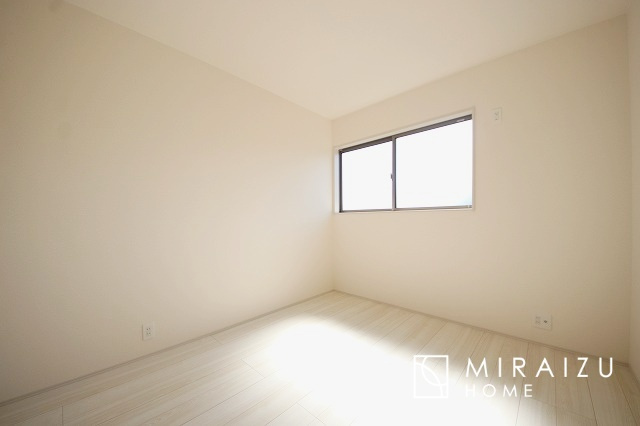 【洋室】 | 心も体も癒されるゆったりと落ち着いた洋室。窓が多いつくりになっています。窓が多いと明るい空間を保ち、室内へ気持ちの良い風も取り込んでくれます。