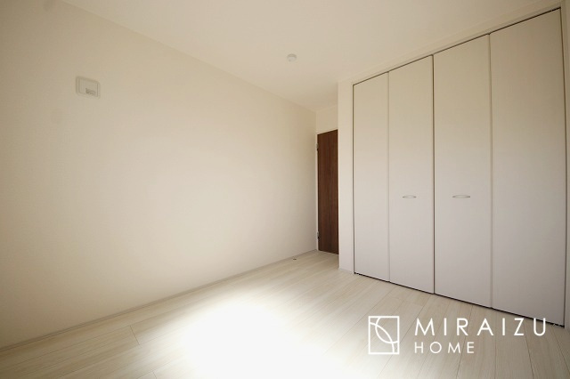 【子供部屋】 | 床のフローリングもオシャレな洋室が嬉しいです。独立性のある住宅ですので、各居室それぞれ、テイストの違うお部屋インテリア造りをしても面白いかもしれませんね！