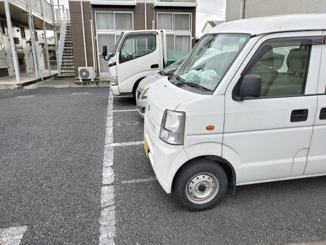 レオパレスエストの駐車場
