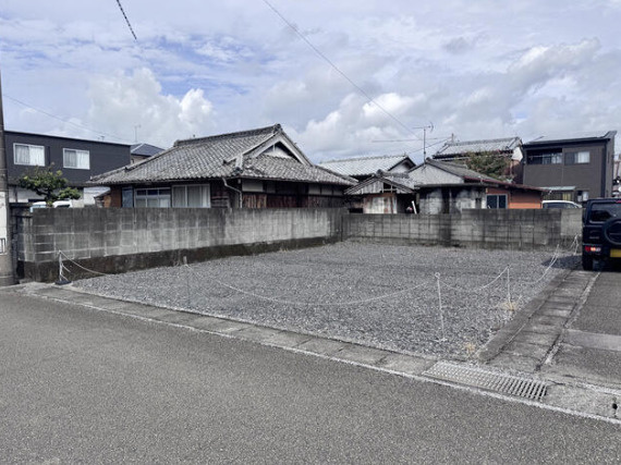 「開放感のある立地」香美市土佐山田町宝町2丁目　売地　建築条件無しの前面道路含む現地写真|砂利敷きの現地。建物がないため、敷地全体の広さや形状を確認しやすくなっています。