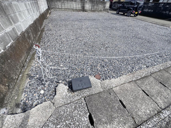 「開放感のある立地」香美市土佐山田町宝町2丁目　売地　建築条件無しの前面道路含む現地写真|敷地と道路の接道部分。出入口の配置や道路との段差を現地でご確認いただけます。
