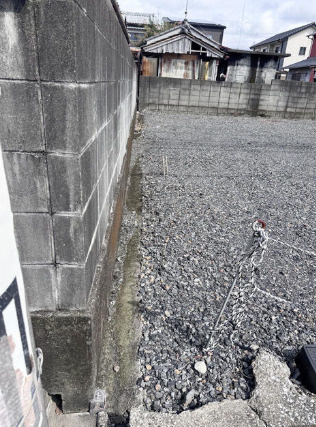 「開放感のある立地」香美市土佐山田町宝町2丁目　売地　建築条件無しのその他|隣接地との間にブロック塀がある敷地。建物の配置を考える際の参考にご覧ください。