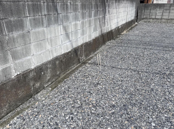 「開放感のある立地」香美市土佐山田町宝町2丁目　売地　建築条件無しのその他|ブロック塀沿いの敷地の様子。隣接地との位置関係や、敷地まわりの状況をご確認ください。