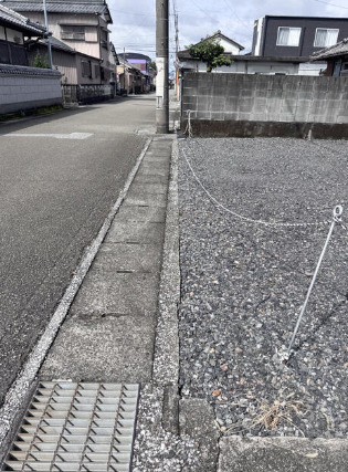 「開放感のある立地」香美市土佐山田町宝町2丁目　売地　建築条件無しの前面道路含む現地写真|前面道路と周辺の街並み。お車でのアクセスや、日々の生活動線をご確認いただけます。