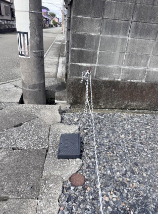 「開放感のある立地」香美市土佐山田町宝町2丁目　売地　建築条件無しの前面道路含む現地写真|敷地入口付近の様子。道路側の設備や側溝の位置も、現地でご確認いただけます。