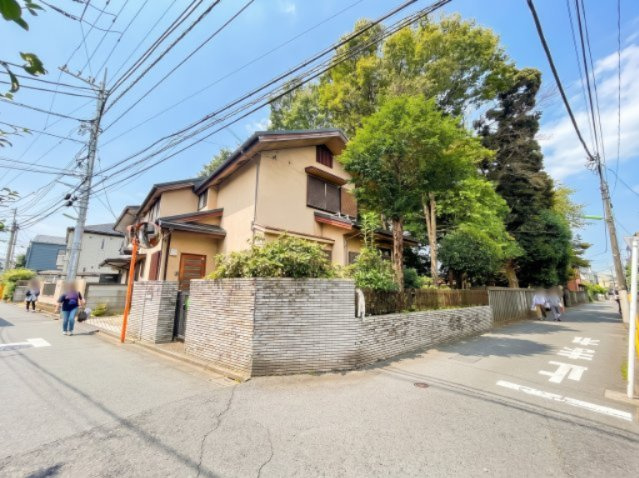 【外観】 | 【仲介手数料４２０万円が４０％ＯＦＦで２５０万円！】■ウルトラマン商店街のサミットまで１５０米 | ■角地で、南側には神社の木々を望みます
■北道路なので建物の高さが少し高く建築可能です
■祖師ヶ谷大蔵駅13分ですが、おすすめの場所です
■ウルトラマン商店街のサミット、マクドナルドまで約１５０米