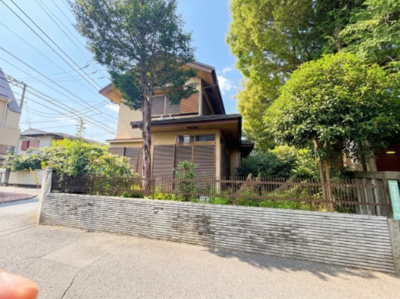 【外観】 | 【仲介手数料４２０万円が４０％ＯＦＦで２５０万円！】■ウルトラマン商店街のサミットまで１５０米 | ■角地で、南側には神社の木々を望みます
■北道路なので建物の高さが少し高く建築可能です
■祖師ヶ谷大蔵駅13分ですが、おすすめの場所です
■ウルトラマン商店街のサミット、マクドナルドまで約１５０米