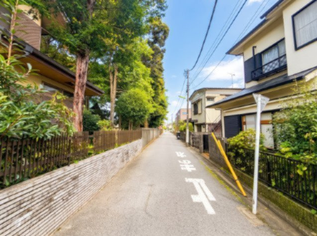 【前面道路含む現地写真】 | 【仲介手数料４２０万円が４０％ＯＦＦで２５０万円！】■ウルトラマン商店街のサミットまで１５０米 | 諸費用１７０万円ＯＦＦ！
■角地で、南側には神社の木々を望みます
■祖師ヶ谷大蔵駅13分ですが、おすすめの場所です
■ウルトラマン商店街のサミット、マクドナルドまで約１５０米