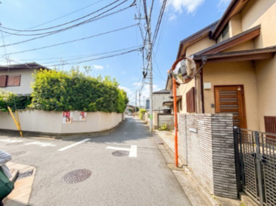 【前面道路含む現地写真】 | 【仲介手数料４２０万円が４０％ＯＦＦで２５０万円！】■ウルトラマン商店街のサミットまで１５０米 | 諸費用１７０万円ＯＦＦ！
■角地で、南側には神社の木々を望みます
■祖師ヶ谷大蔵駅13分ですが、おすすめの場所です
■ウルトラマン商店街のサミット、マクドナルドまで約１５０米