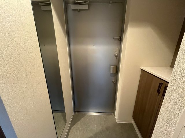 ブランシエスタ天満の玄関|写真は、他部屋の反転間取りとなっております。
