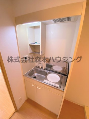 【キッチン】 | 　メリックビルⅡ | ※同タイプ別室の写真を使用しています。
　設備内容や色調など相違がある場合は実際のお部屋の現状優先となります。