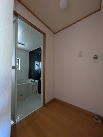 9808大江貸家の居間・リビング|室内洗濯機置き場があります