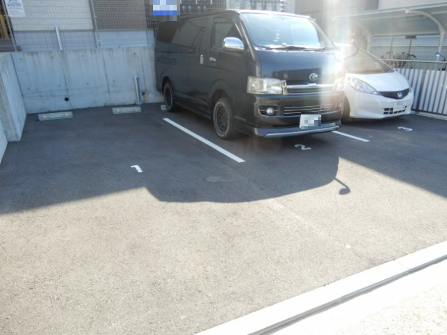 ブラウニー山手の駐車場