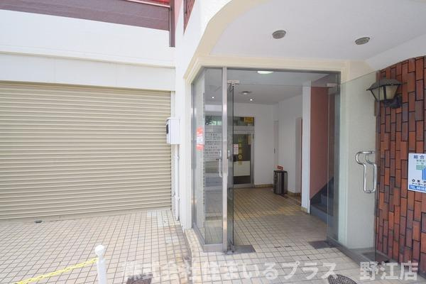 森岡ビルのエントランス