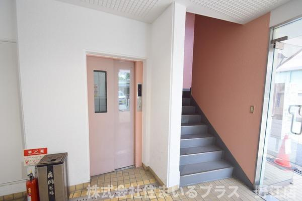 森岡ビルのロビー
