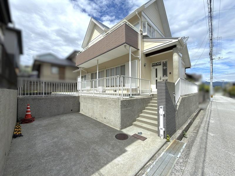 高知市潮見台1丁目　中古戸建ての前面道路含む現地写真