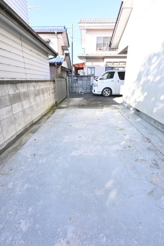 【駐車場】 | 太田市上小林町 中古戸建住宅 | 縦列2台以上駐車可能な駐車場付きです♪