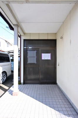 【玄関】 | 太田市上小林町 中古戸建住宅 | 広々とした玄関は屋根付きなので急な雨でも安心です♪
