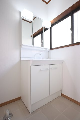 【独立洗面台】 | 太田市上小林町 中古戸建住宅 | 洗面台は三面鏡で使いやすく収納もたくさんついています♪