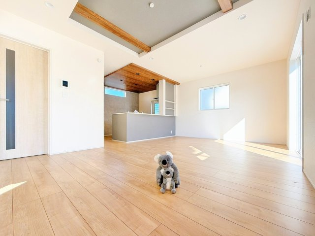 【居間・リビング】 | 藤岡市藤岡　新築住宅 | 上質な素材感と明るい空間が調和するリビング・ダイニング。家族やゲストをもてなす、ワンランク上のくつろぎをお届けします。