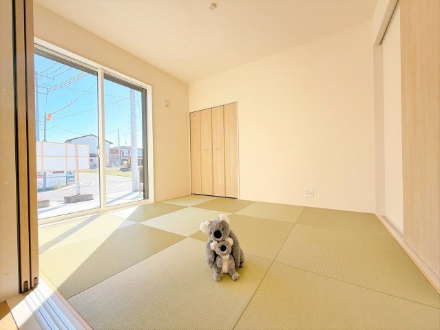 【和室】 | 藤岡市藤岡　新築住宅 | LDKに隣接している和室。お子様を遊ばせたりお昼寝させたりしながら家事を行えます。