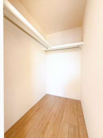 【収納】 | 藤岡市藤岡　新築住宅 | たっぷり収納できるウォークインクローゼット付き！衣類や小物はもちろん、季節家電やスーツケースもすっきり片付きます。