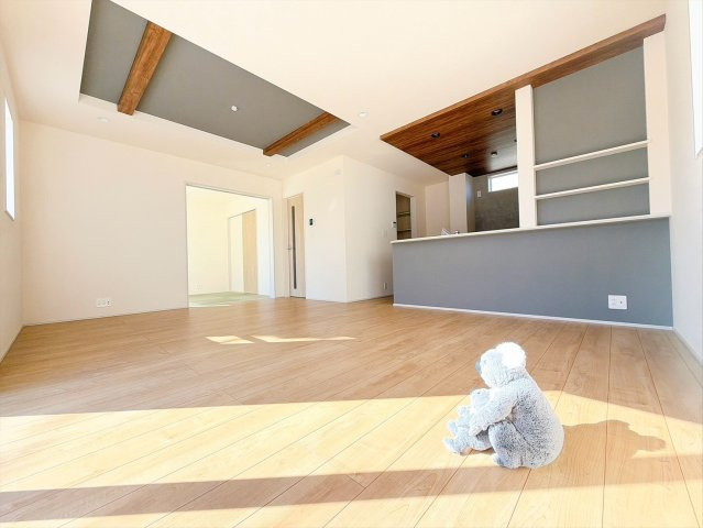 【居間・リビング】 | 藤岡市藤岡　新築住宅 | 家族が自然と集まるリビング・ダイニング明るい光が差し込み、笑顔があふれる心地よい空間です。ゆったりとした広さで、くつろぎの時間をお過ごしいただけます。
