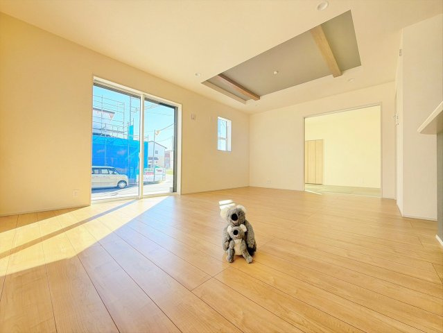 【居間・リビング】 | 藤岡市藤岡　新築住宅 | 開放感あふれるリビング・ダイニングは、光と風を感じながら過ごせる心地よい空間。インテリアの映える落ち着いたデザインで、ゆとりある毎日を演出します。