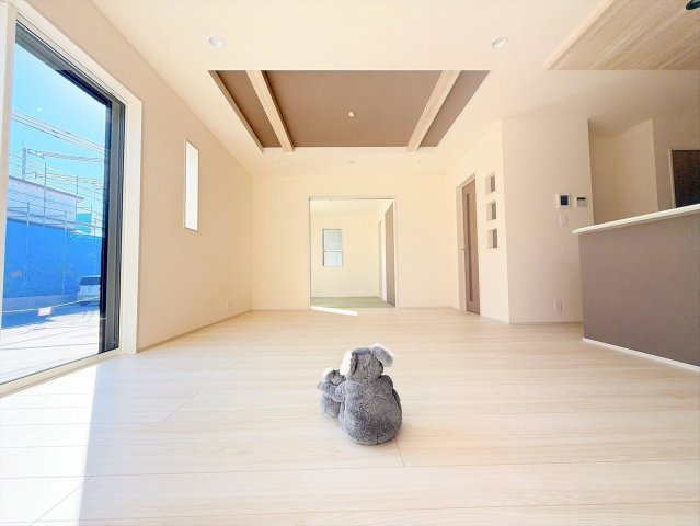 【居間・リビング】 | 藤岡市藤岡　新築住宅 | 家族が自然と集まるリビング・ダイニング明るい光が差し込み、笑顔があふれる心地よい空間です。ゆったりとした広さで、くつろぎの時間をお過ごしいただけます。