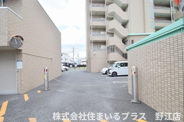 レクシア鶴見の駐車場