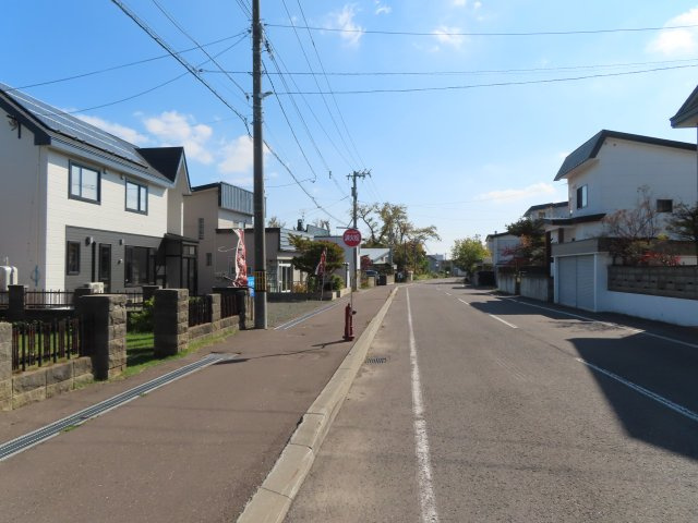 網走市駒場北１丁目７番４号　中古売家の前面道路含む現地写真